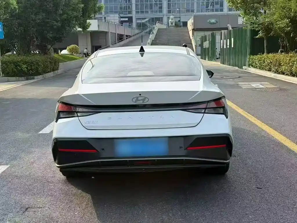 Hyundai Elantra — миниатюра 12