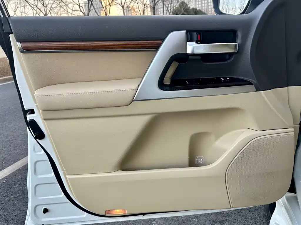 Toyota Land Cruiser 2016 5.7L AT