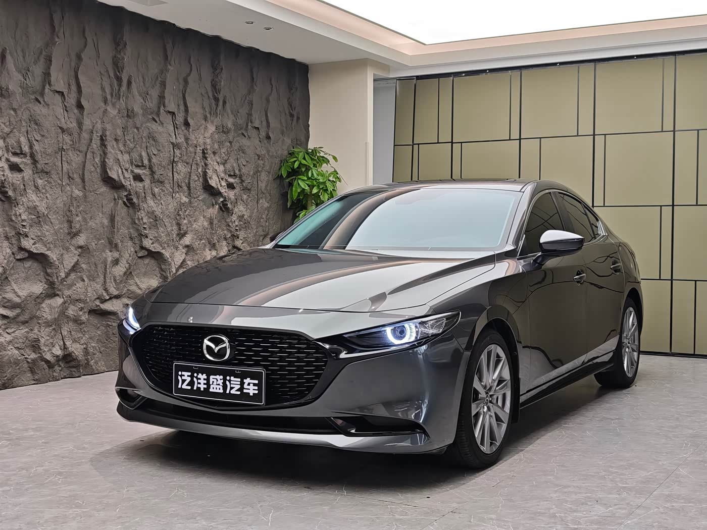 Mazda Mazda3 Axela 2.0 л 2022 г. Серебристо-серый, пробег 50000 км