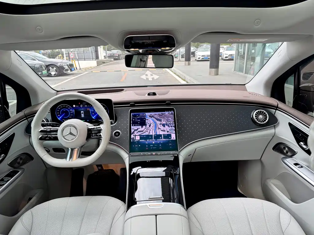 Mercedes-Benz EQE SUV — миниатюра 7