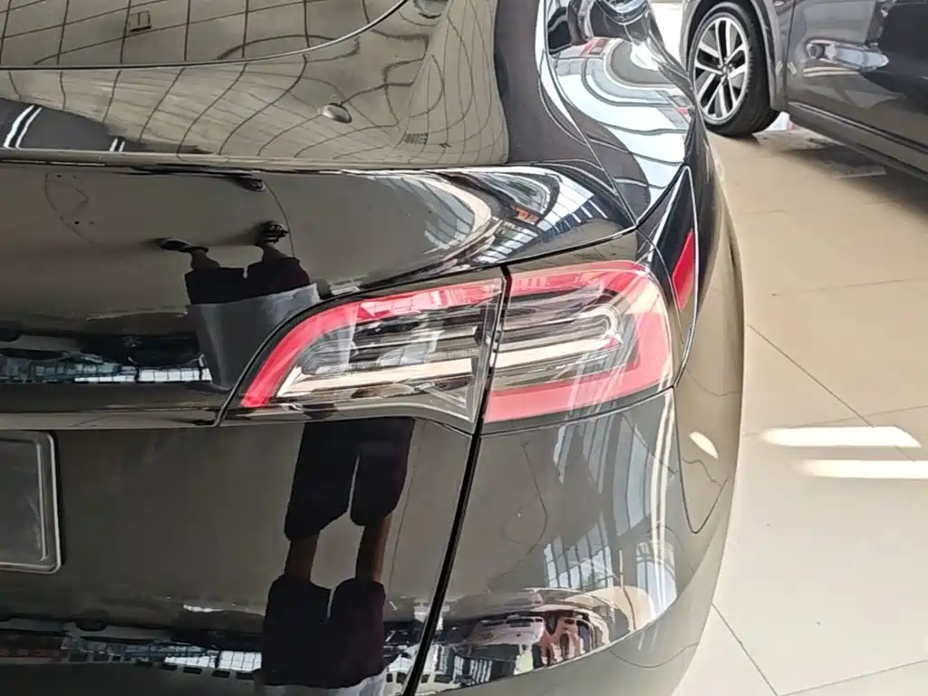 Tesla Model Y — миниатюра 8
