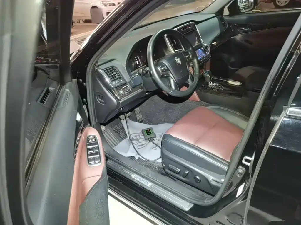 Toyota Crown — миниатюра 16