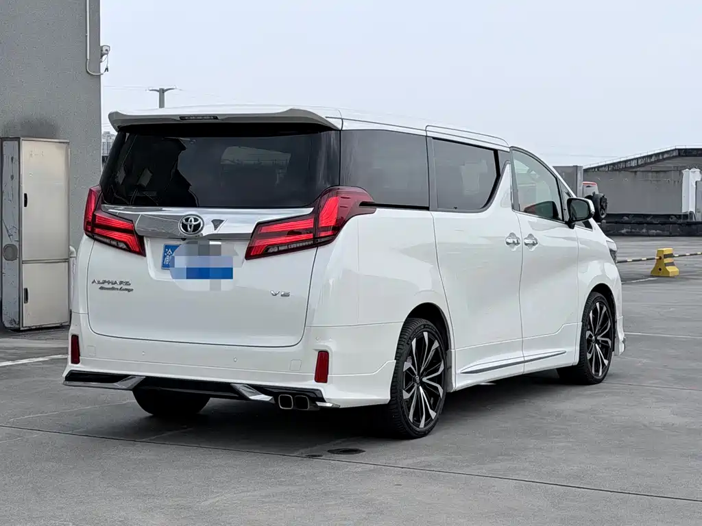 Toyota Alphard — миниатюра 5