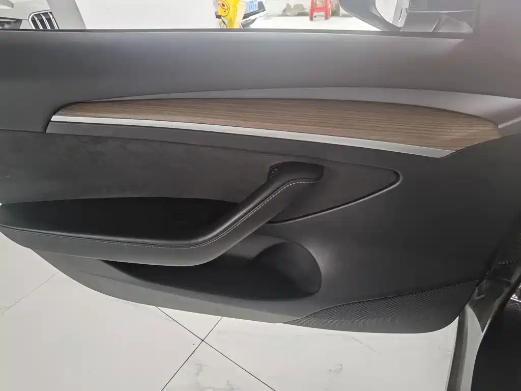 Tesla Model 3 — миниатюра 7