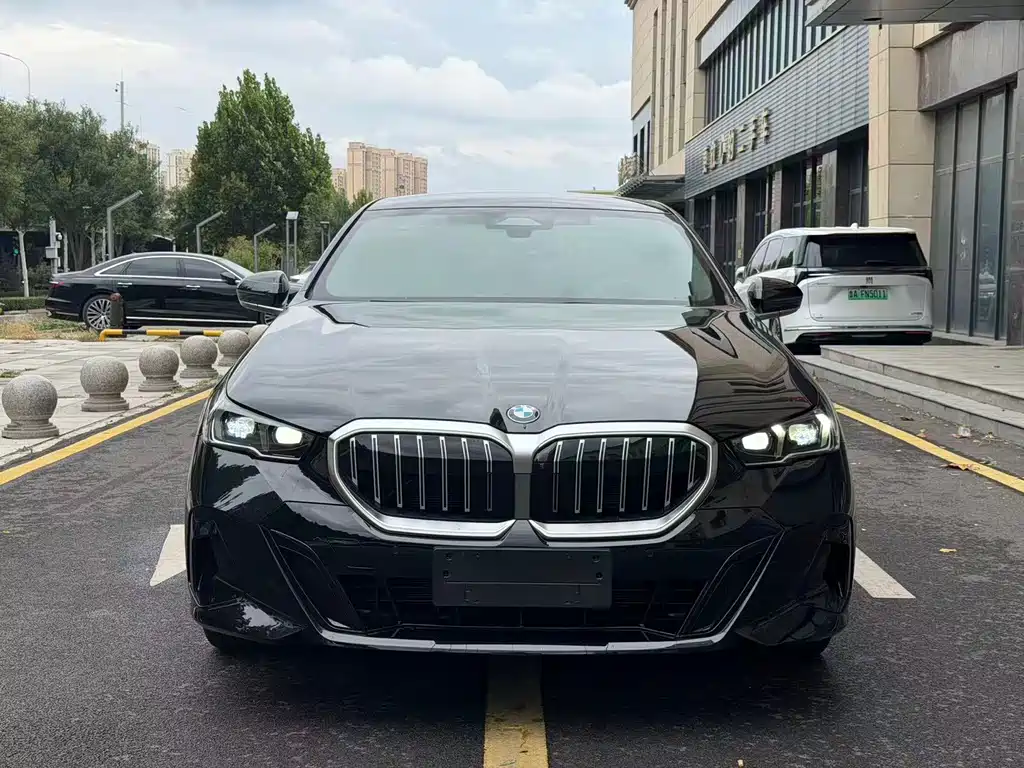 BMW 5 Series — миниатюра 2