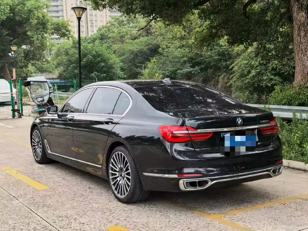 BMW 7 Series — миниатюра 7