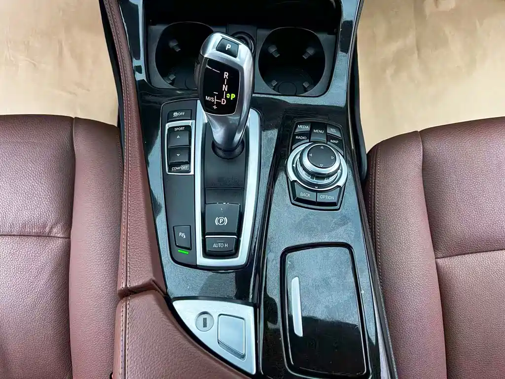 BMW 5 Series — миниатюра 11