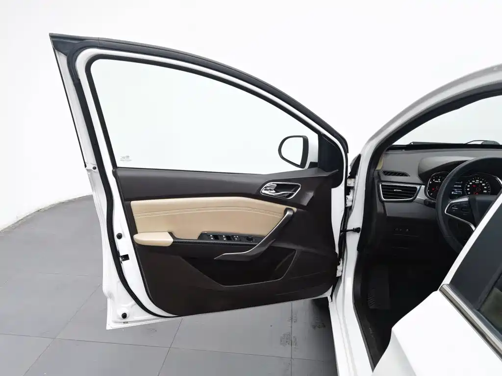 Baojun 310W — миниатюра 8