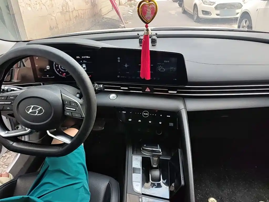 Hyundai Elantra — миниатюра 10
