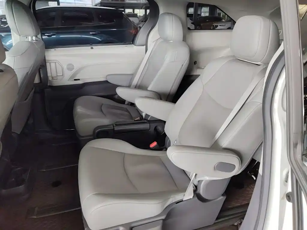 Toyota Sienna — миниатюра 17