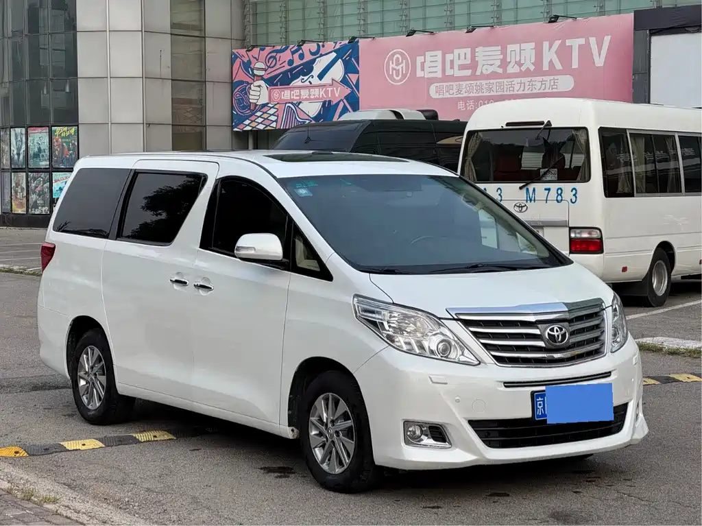 Toyota Alphard — миниатюра 3