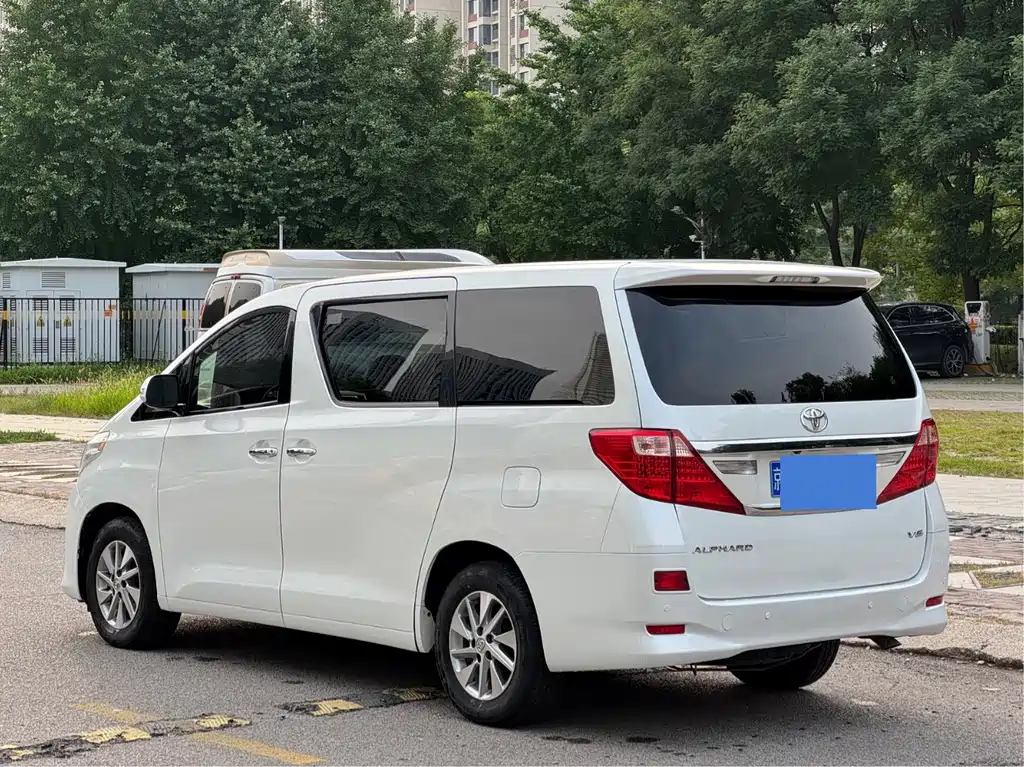 Toyota Alphard — миниатюра 6