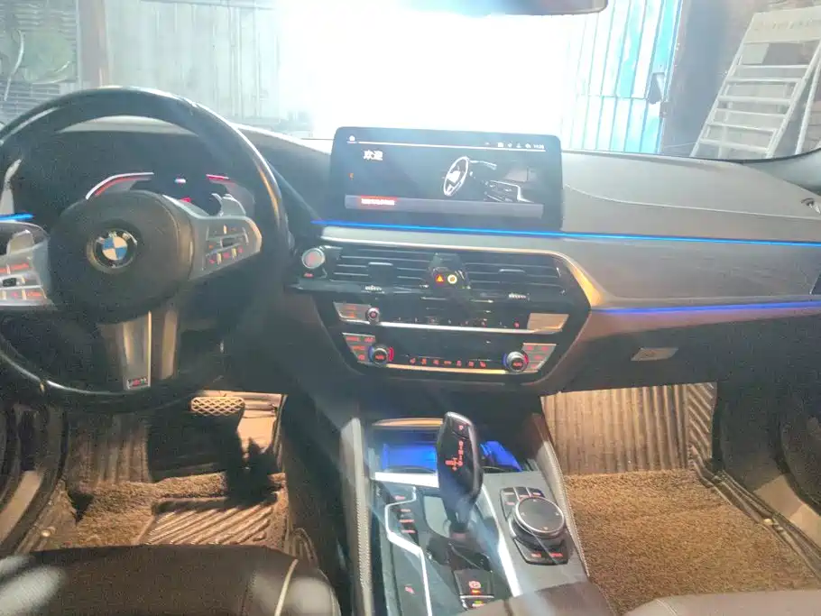 BMW 5 Series — миниатюра 13