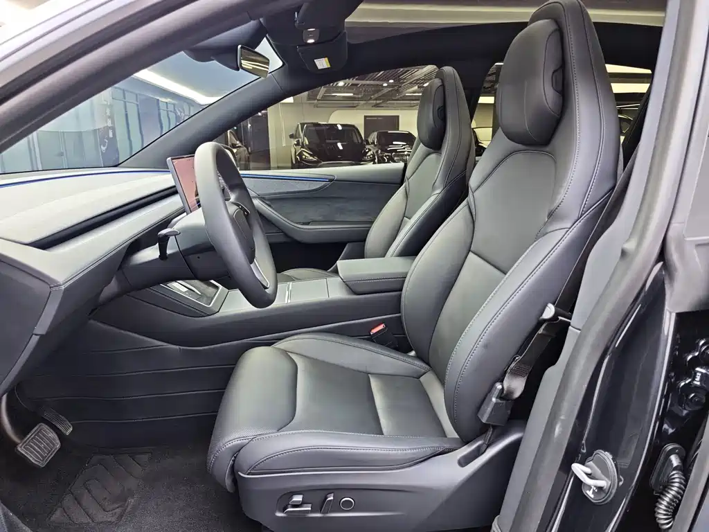 Tesla Model Y L — миниатюра 5