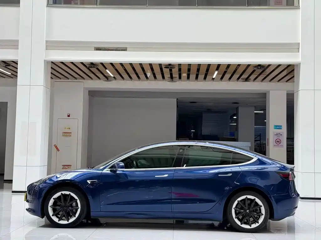 Tesla Model 3 — миниатюра 8