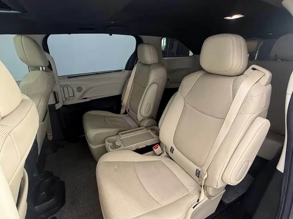 Toyota Sienna — миниатюра 10