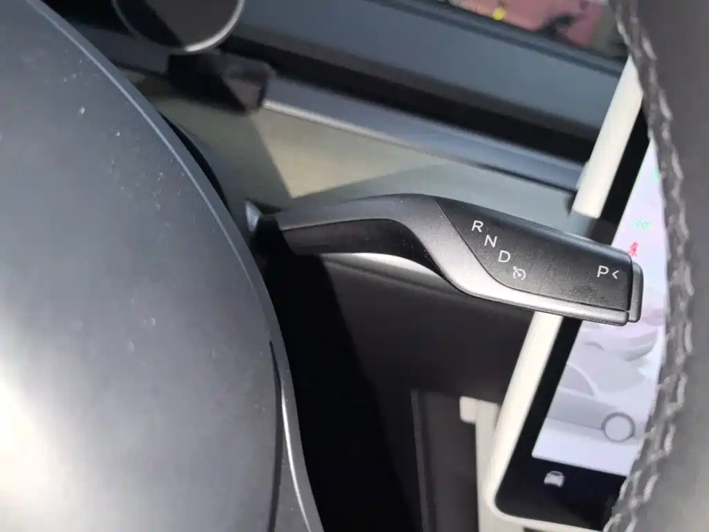 Tesla Model Y — миниатюра 7
