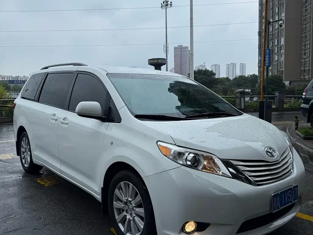 Toyota Sienna — миниатюра 2