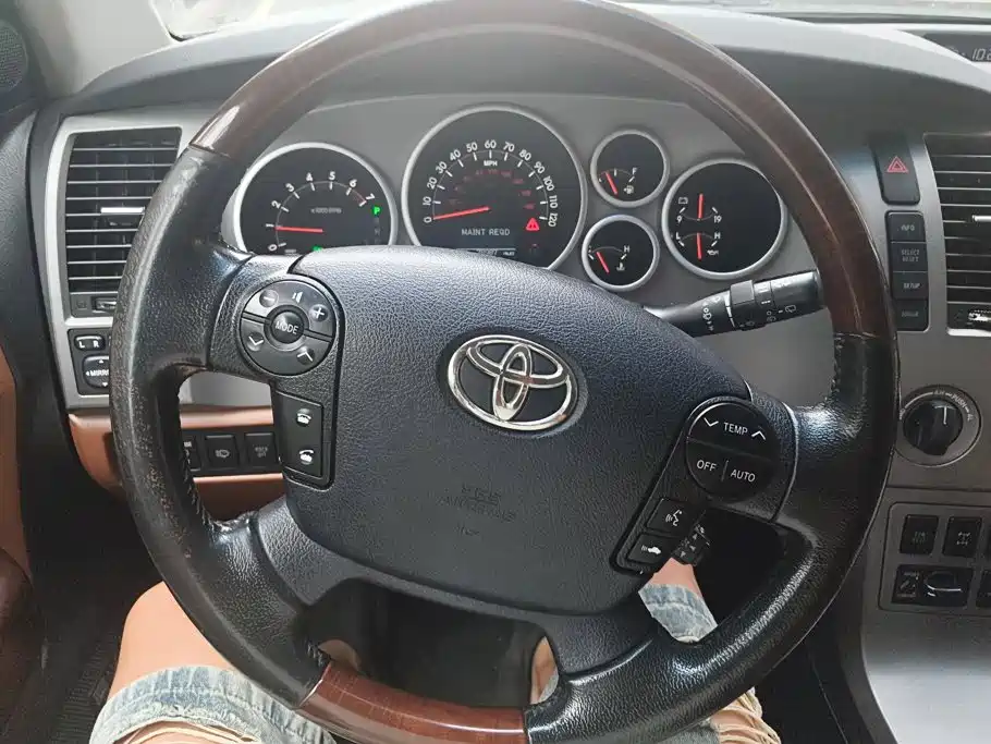 Toyota Sequoia — миниатюра 15