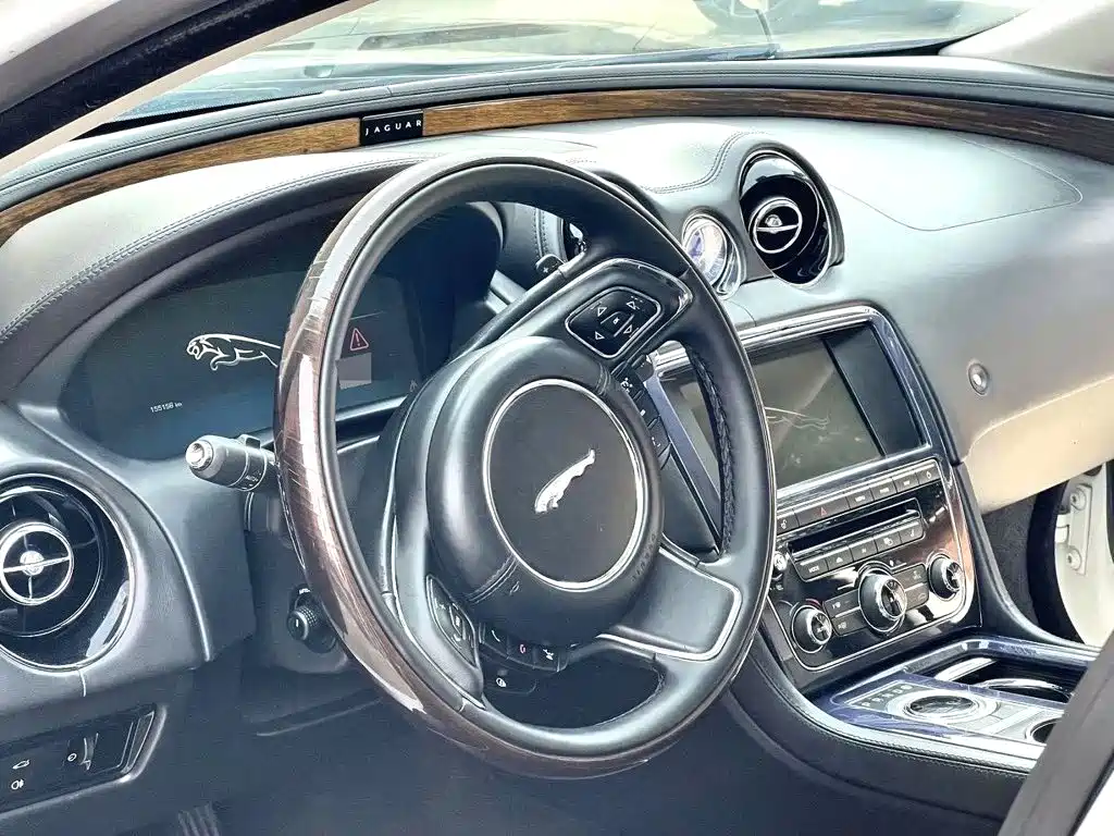 Jaguar XJ — миниатюра 17