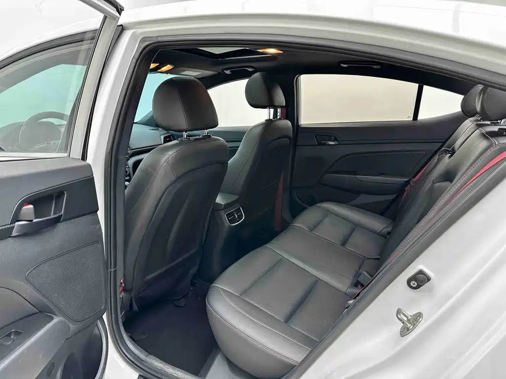 Hyundai Elantra — миниатюра 10