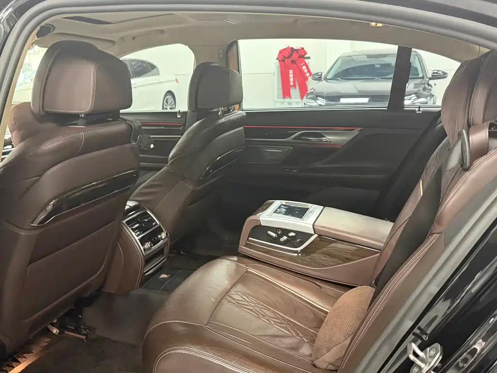BMW 7 Series — миниатюра 6