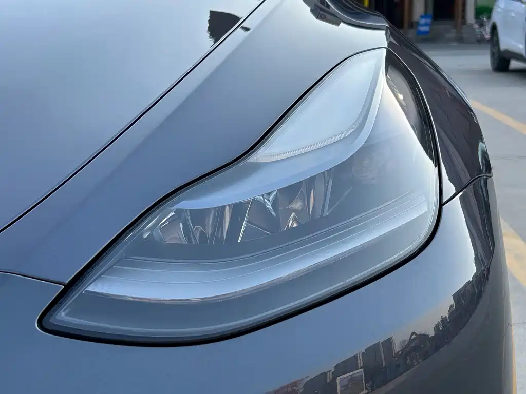 Tesla Model Y — миниатюра 12