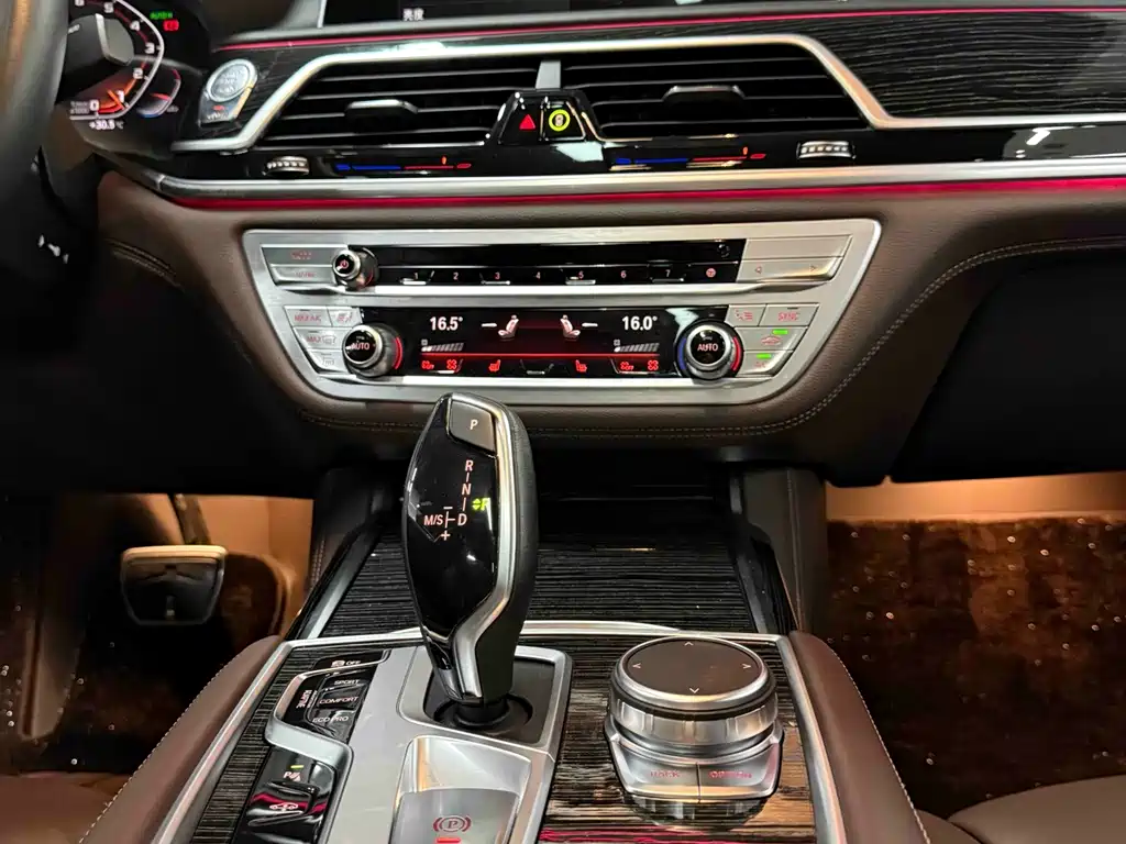 BMW 7 Series — миниатюра 12