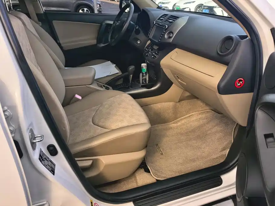 Toyota RAV4 — миниатюра 8