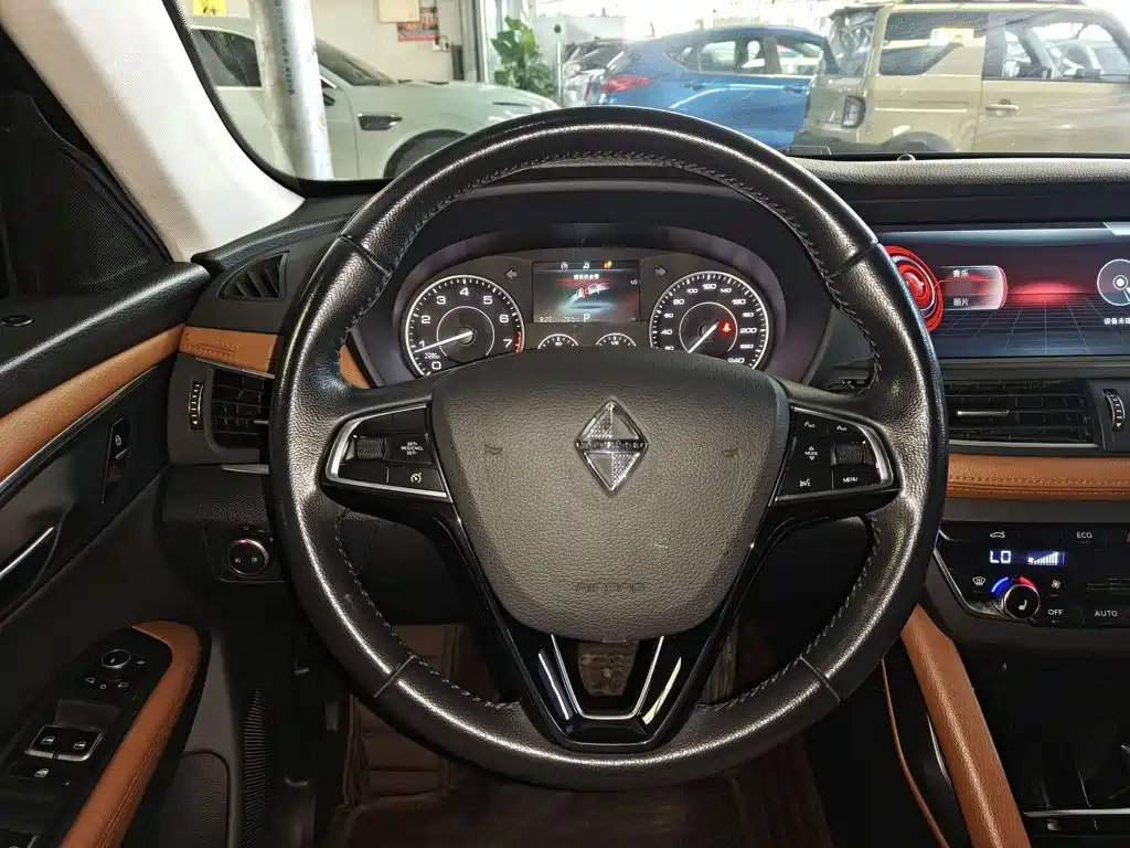 Borgward BX7 — миниатюра 11