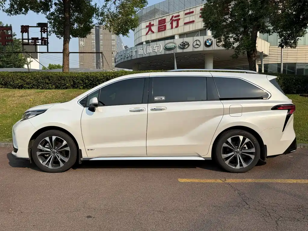 Toyota Granvia — миниатюра 3