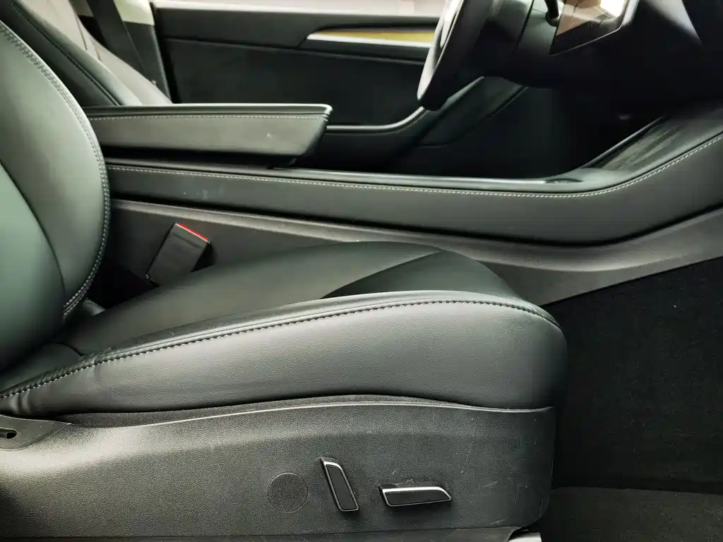 Tesla Model Y — миниатюра 17