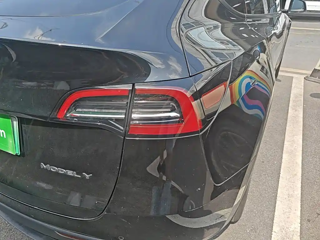 Tesla Model Y — миниатюра 24