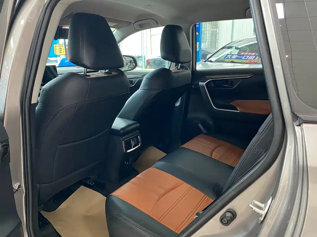 Toyota RAV4 — миниатюра 8