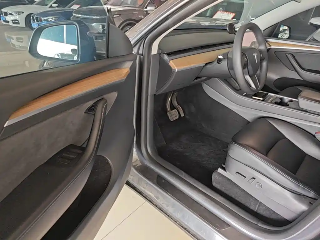 Tesla Model Y — миниатюра 16
