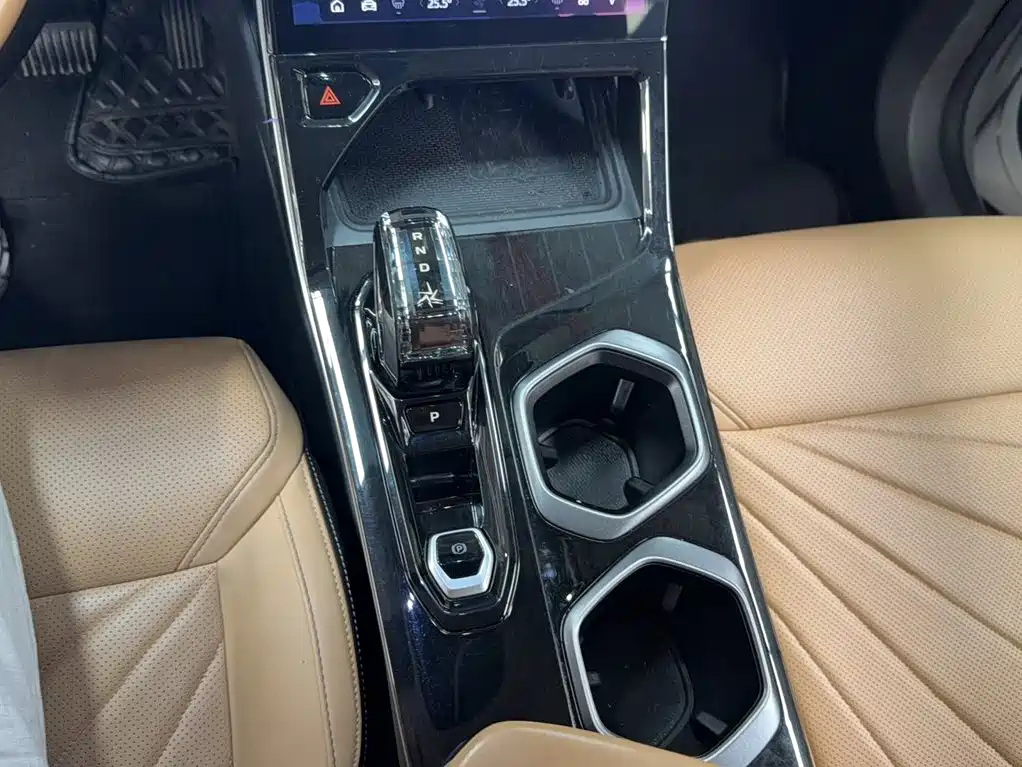 Geely Boyue L — миниатюра 10