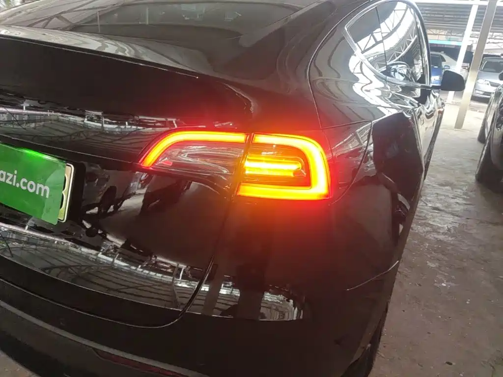 Tesla Model Y — миниатюра 8