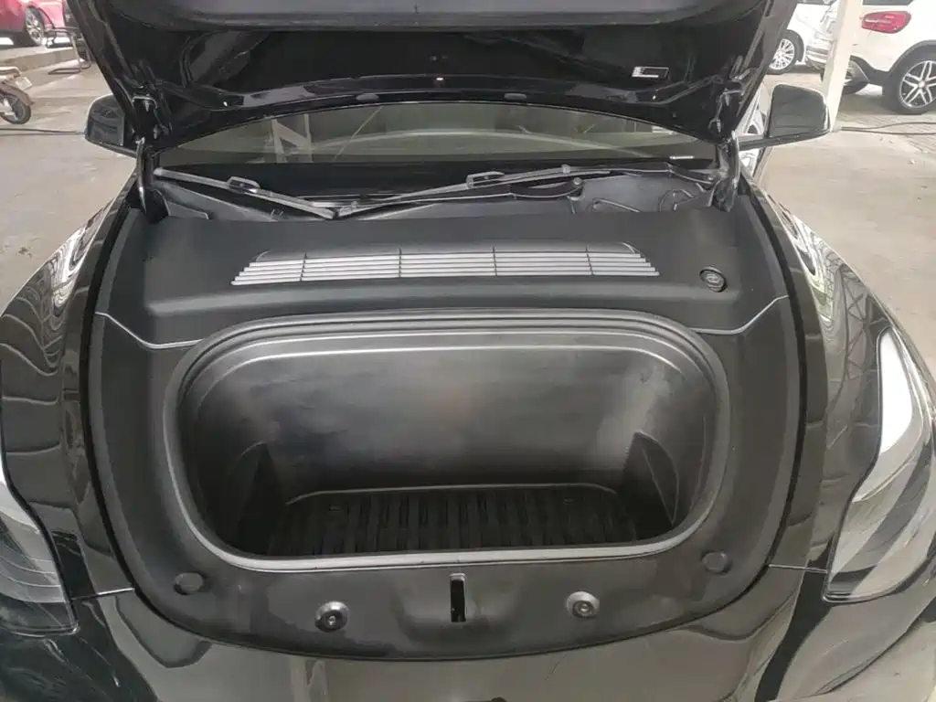 Tesla Model Y — миниатюра 20