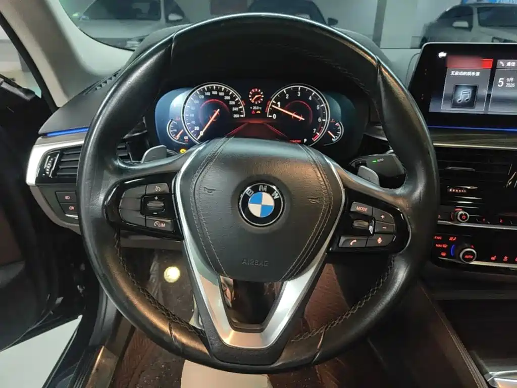 BMW 5 Series — миниатюра 11