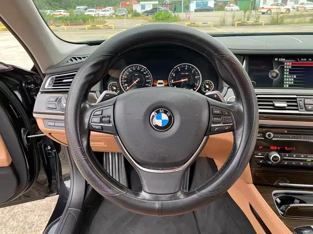 BMW 7 Series — миниатюра 6