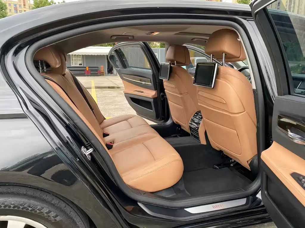BMW 7 Series — миниатюра 11