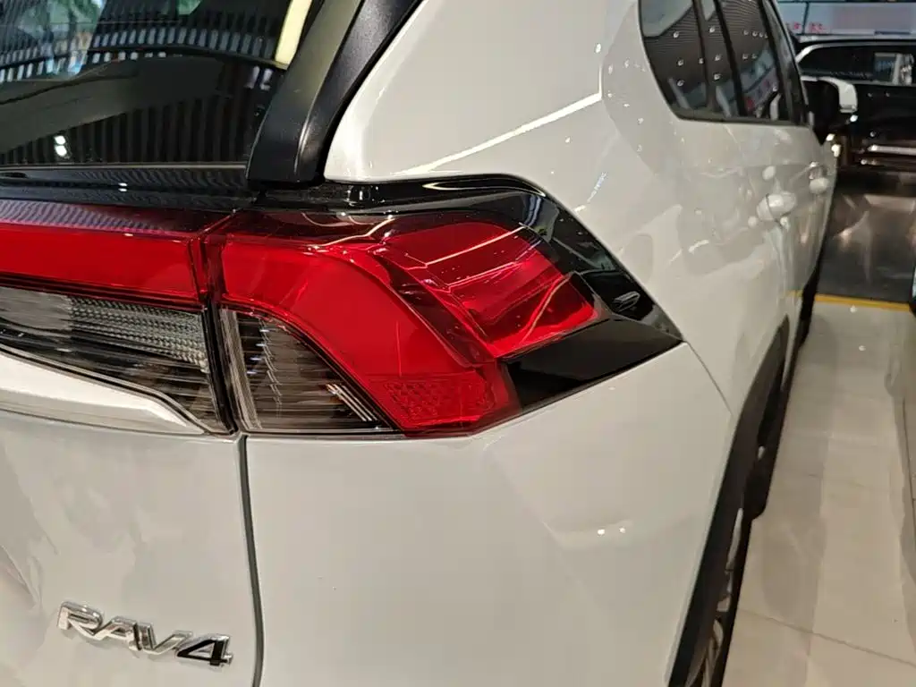 Toyota RAV4 — миниатюра 8