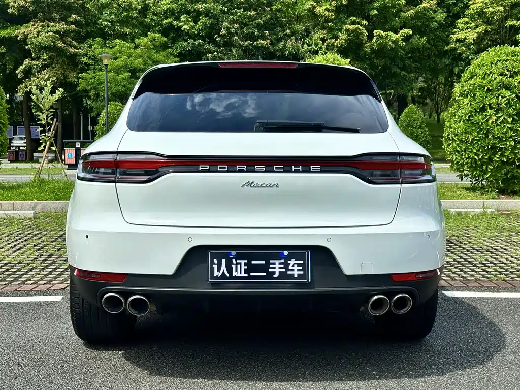PORSCHE MACAN