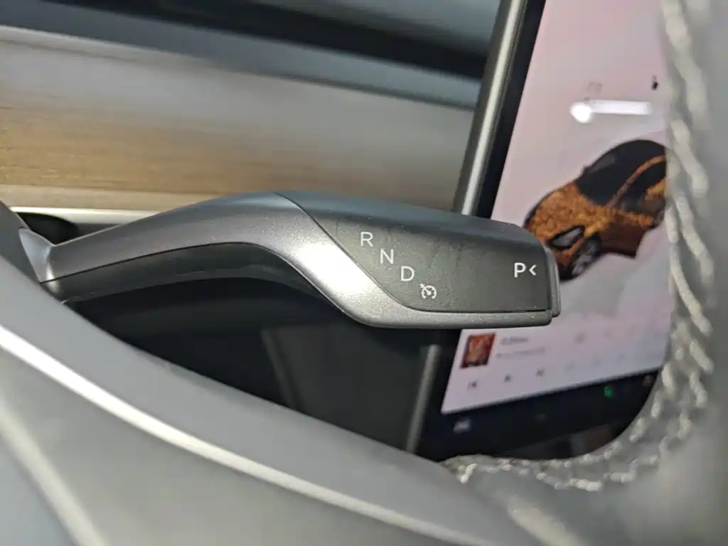Tesla Model Y — миниатюра 14