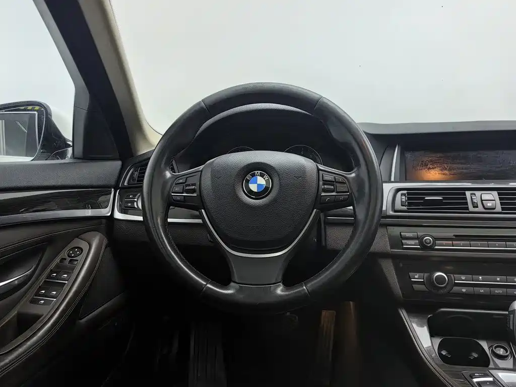 BMW 5 Series — миниатюра 11