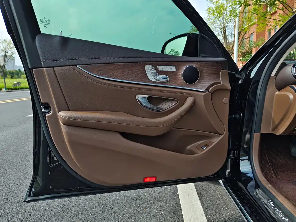 Mercedes-Benz E-Class — миниатюра 21