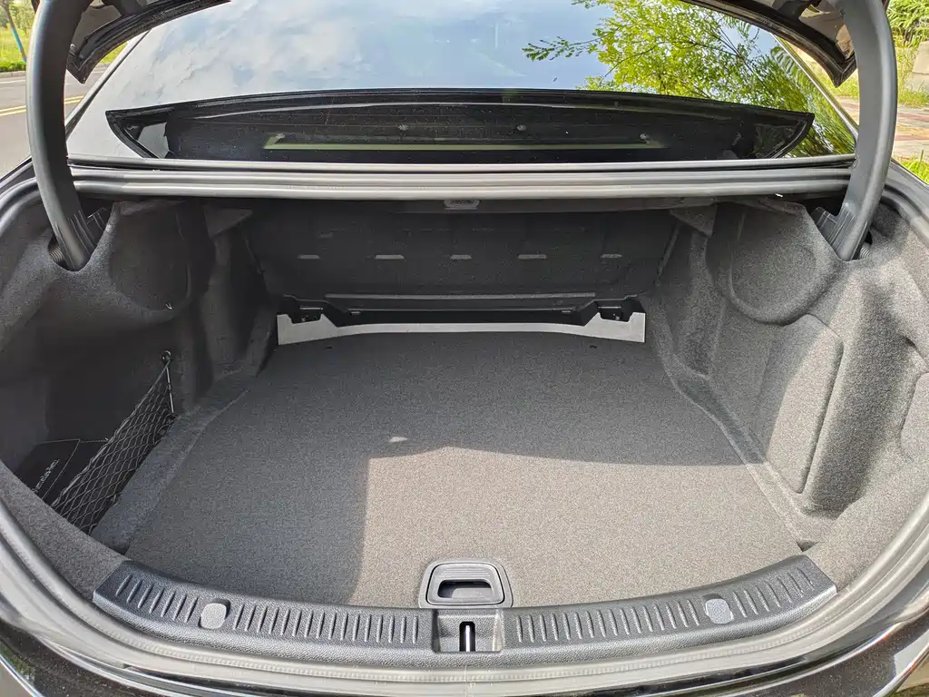 Mercedes-Benz E-Class — миниатюра 32