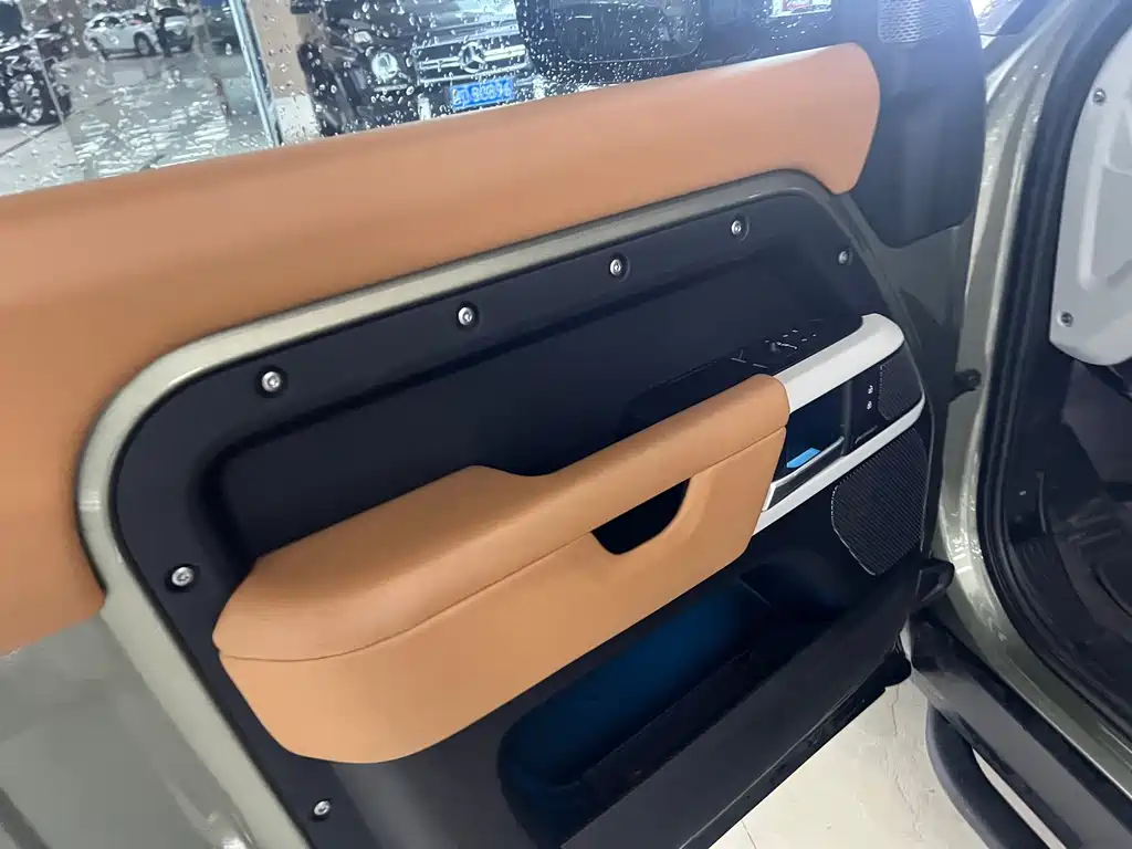 Land Rover Defender — миниатюра 4