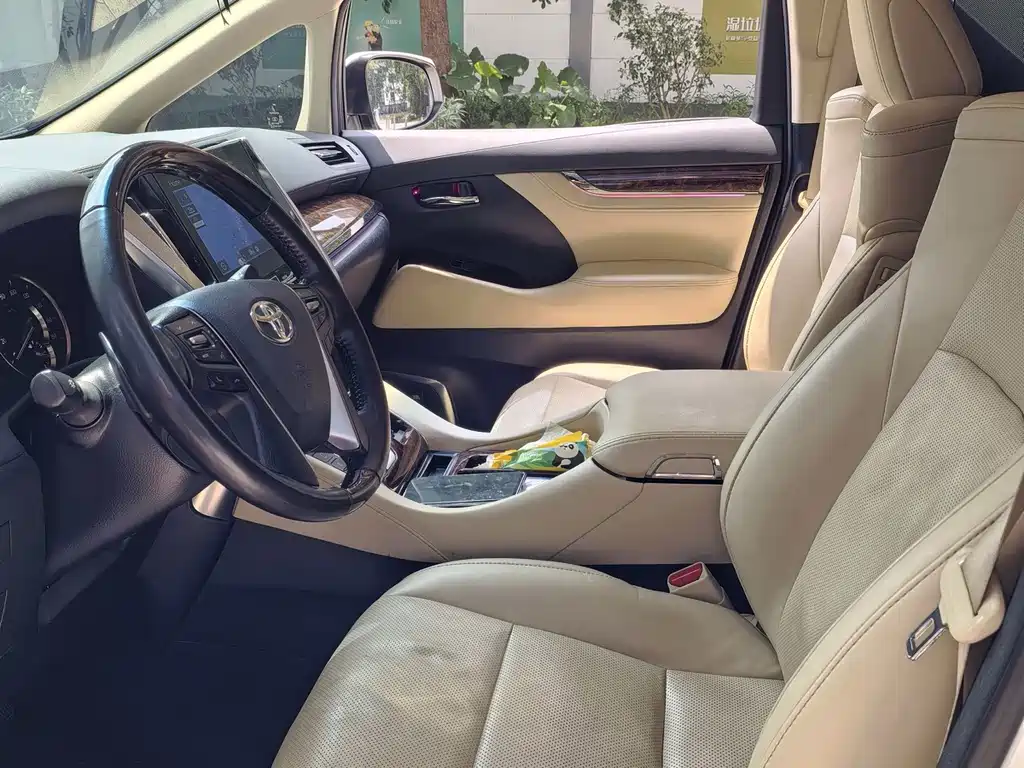 Toyota Alphard — миниатюра 5
