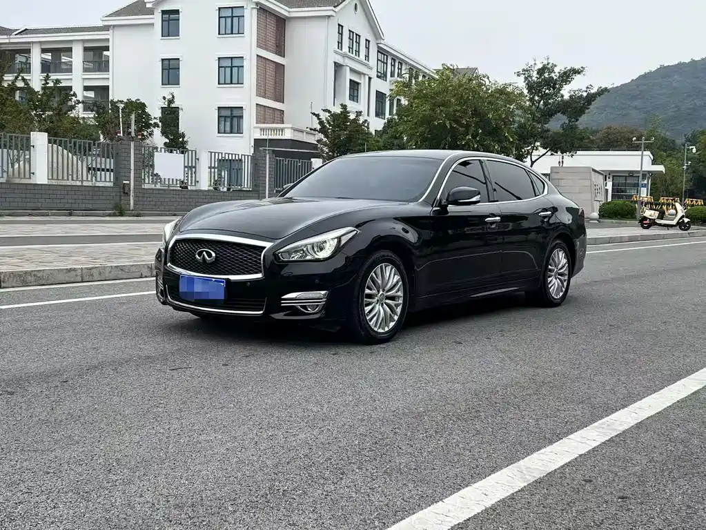 Infiniti Q70